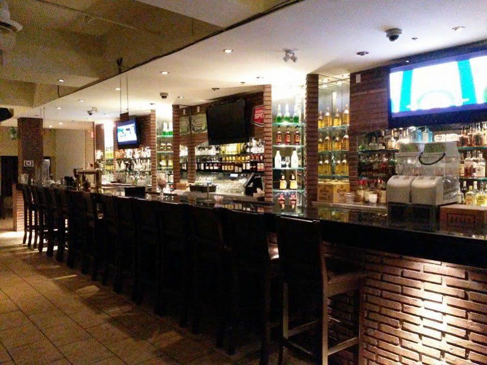 Red Lion Inn & Suites Abbotsford Exteriör bild